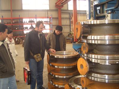 俄羅斯客戶考察我廠閘閥、蝶閥生產車間(圖2)