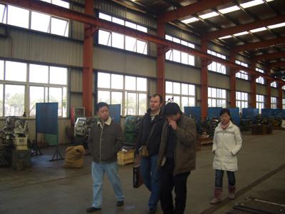 俄羅斯客戶考察我廠閘閥、蝶閥生產車間(圖3)
