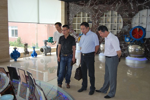 中共嘉定區(qū)委統(tǒng)戰(zhàn)部副部長、區(qū)統(tǒng)戰(zhàn)部機(jī)關(guān)黨總支書記甘永康同志在上海滬工閥門廠視察工作(圖 2)