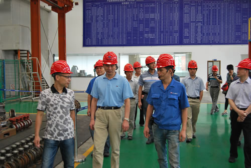 在滬工閥門董事長楊猛陪同下華亭鎮(zhèn)人大代表主席沈陽同志視察上海滬工閥門廠組裝車間