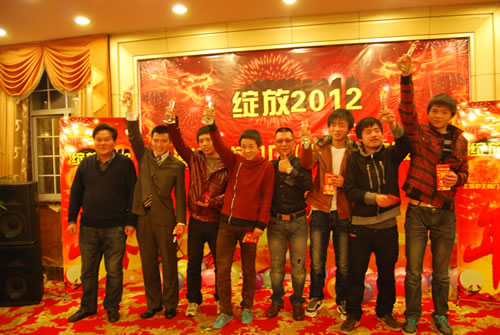 董事長楊猛與公司第二界運動會個人獎獲得者合影