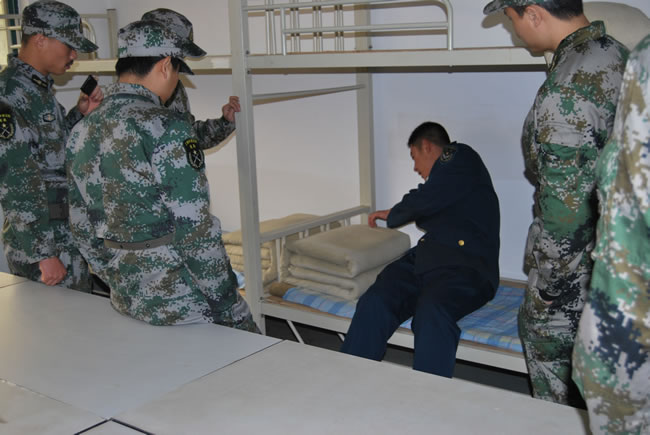 在訓練基地里開展訓練圖(2)