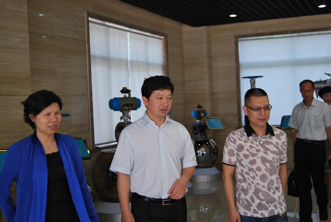 嘉定區(qū)組織部副部長(zhǎng)陳杰在滬工閥門視察工作(圖1)