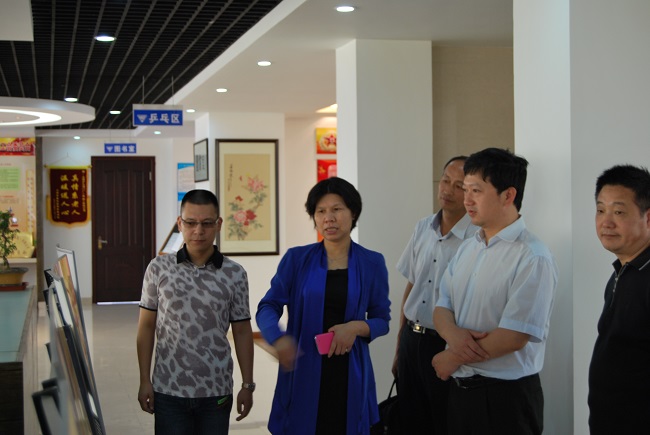 嘉定區(qū)組織部副部長(zhǎng)陳杰在滬工閥門視察工作(圖2)
