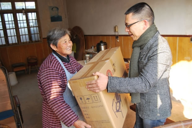 公司黨支部書記楊猛慰問騰允瑜老人(圖1)