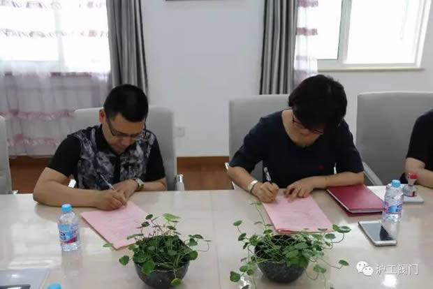 上海滬工閥門廠黨支部書記與華亭鎮(zhèn)幼兒園黨支部書記簽訂黨建結(jié)對(duì)共建協(xié)議書