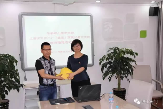 上海滬工閥門廠黨支部書記楊猛為華亭鎮(zhèn) 幼兒園送上六一兒童節(jié)禮物