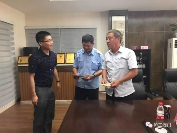 華亭鎮(zhèn)“兩新組織”黨總支七一前夕走訪慰問滬工閥門困難黨員(圖3)