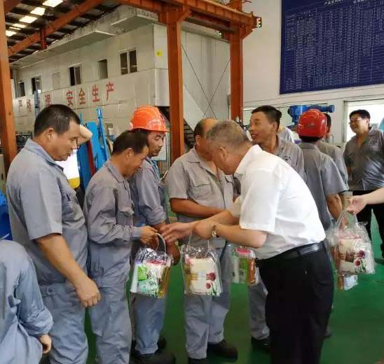 華亭鎮(zhèn)總工會(huì)前來(lái)上海滬工閥門廠慰問(wèn)一線職工(圖2)