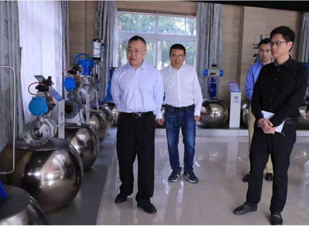 嘉定區(qū)經(jīng)委領(lǐng)導(dǎo)實(shí)地調(diào)研上海滬工閥門廠(圖2)